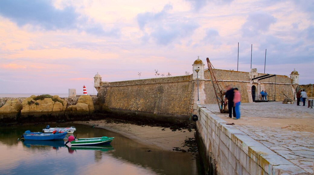 Lagos que inclui paisagens litorâneas e um pôr do sol