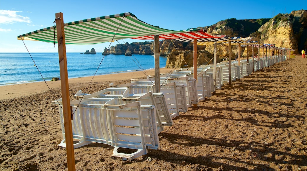 Dona Ana-Strand welches beinhaltet Strand, allgemeine Küstenansicht und Felsküste