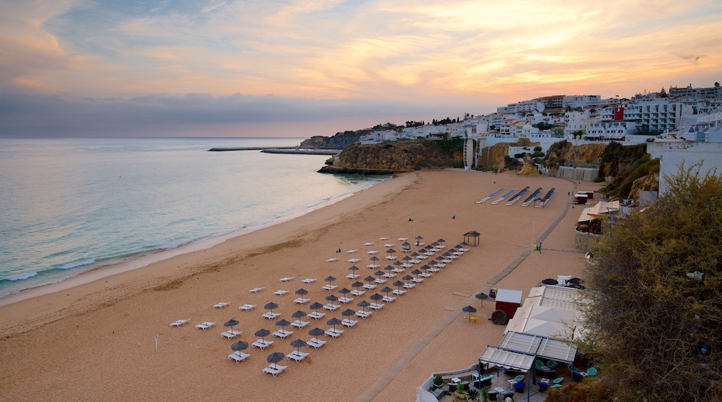Playa del pescador ofreciendo vistas generales de la costa, una playa y una ciudad costera