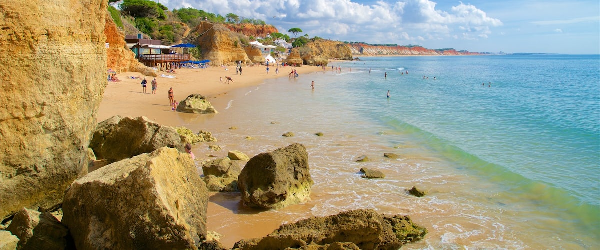Praia de Olhos D\'Agua inclusief algemene kustgezichten, ruige kustlijn en een strand