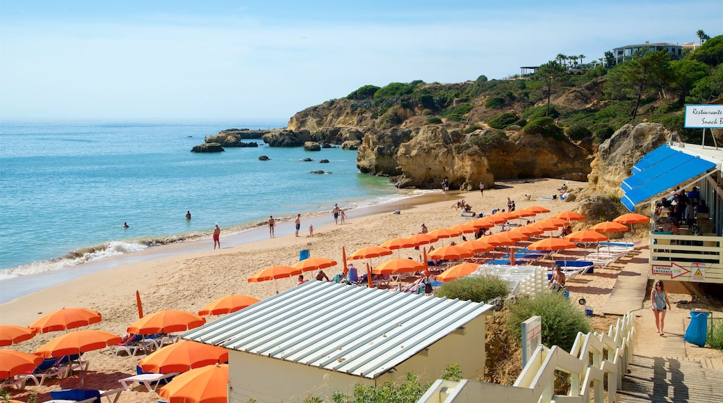 Praia da Oura joka esittää yleiset rantanäkymät, hiekkaranta ja karu rannikko