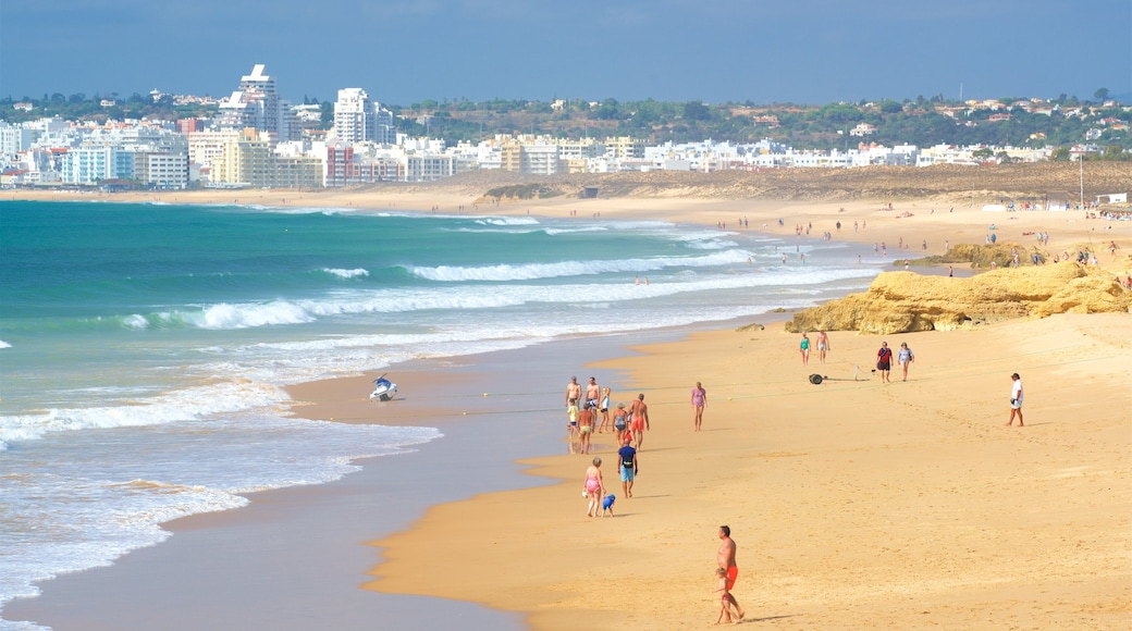 Praia da Galé que inclui surfe, uma cidade litorânea e paisagens litorâneas