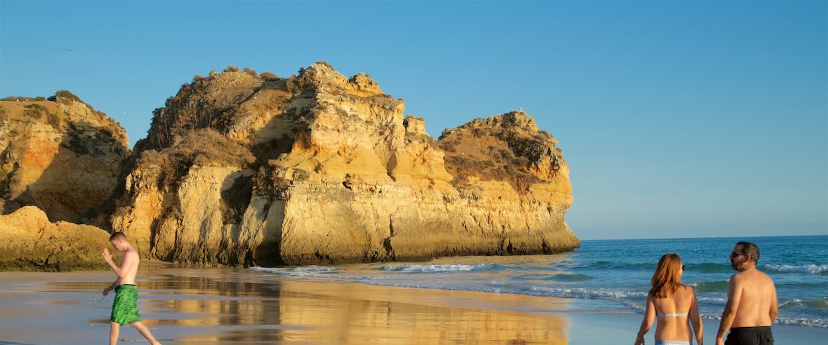 Playa Três Irmãos que incluye una playa de arena, vistas generales de la costa y costa rocosa