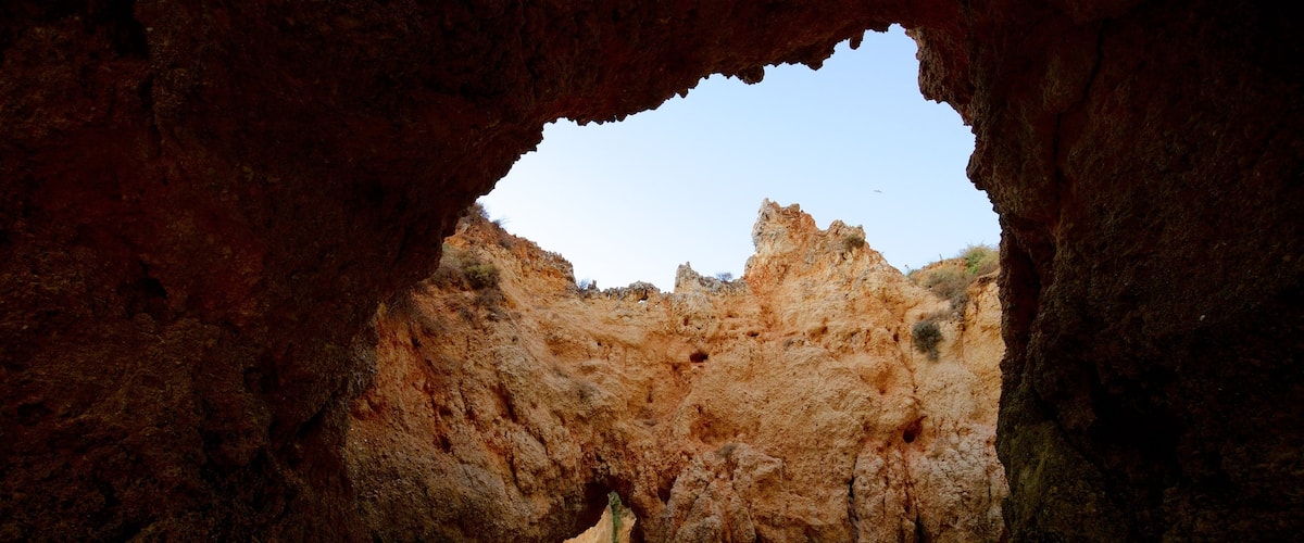 Praia Três Irmãos que inclui cavernas, uma praia e litoral rochoso