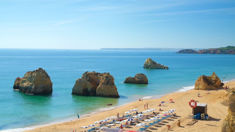 Portimão mostrando costa rocciosa e vista della costa cosi come un piccolo gruppo di persone