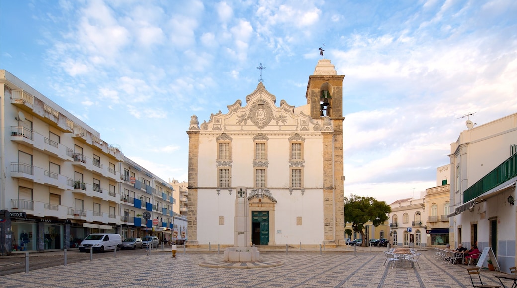 Olhao which includes heritage elements, a square or plaza and a church or cathedral