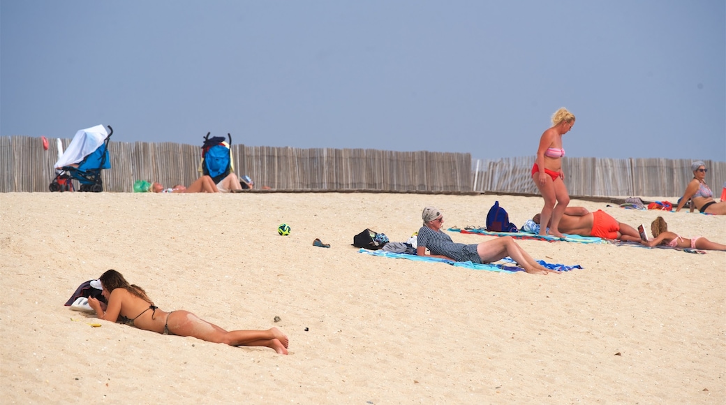 Spiaggia di Fuzeta caratteristiche di spiaggia e vista della costa cosi come un piccolo gruppo di persone