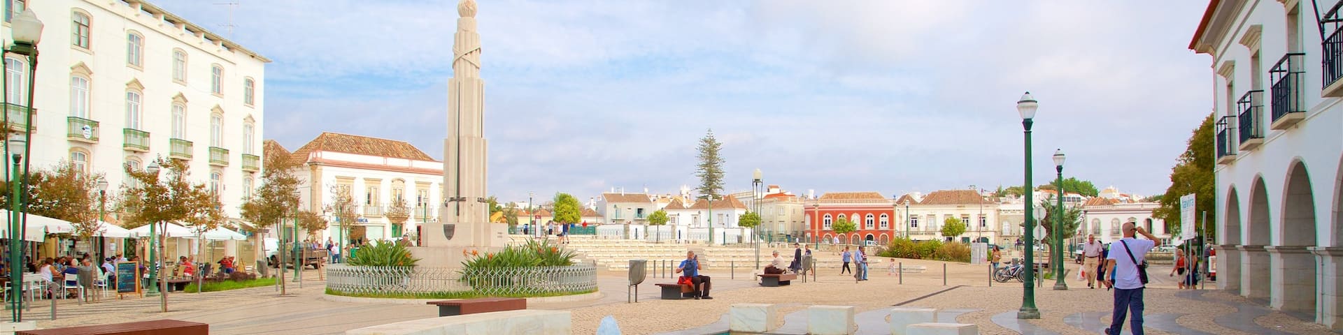 Praca da Republica featuring a square or plaza and a fountain