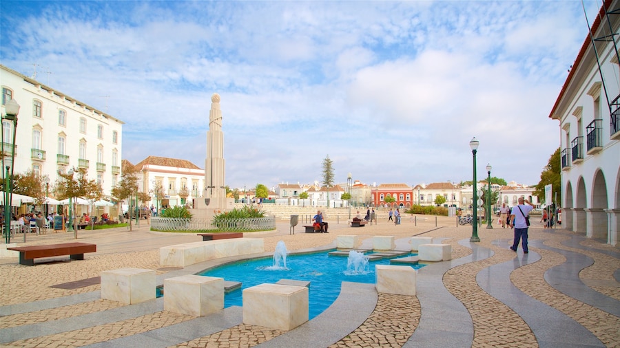 Praca da Republica featuring a square or plaza and a fountain
