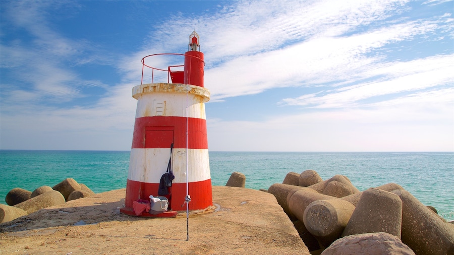 Playa Ilha de Tavira ofreciendo vistas de una costa y un faro