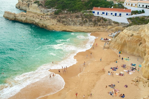 Plage de Benagil montrant cÎte escarpée, plage et vues littorales