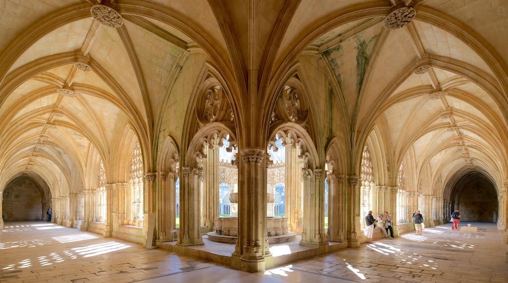 Monasterio de Batalha que incluye vista interna y elementos patrimoniales