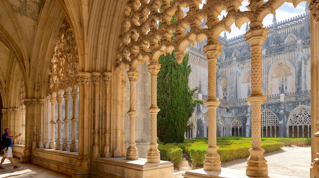 Batalha Monastery das einen Garten und Geschichtliches