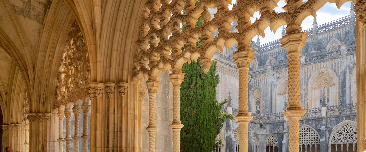 Batalha Monastery montrant parc et patrimoine historique