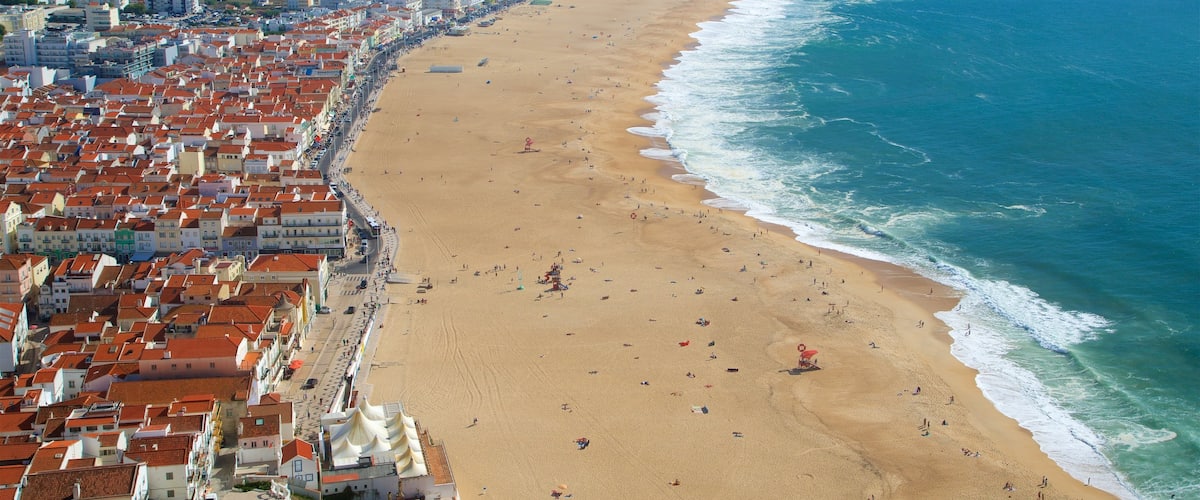 Nazare que incluye una ciudad costera, vistas generales de la costa y una playa
