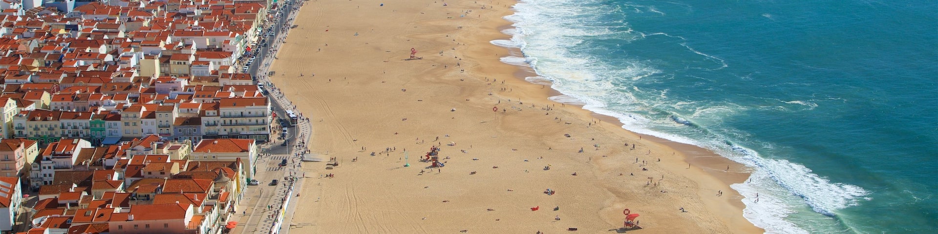 Nazaré mettant en vedette ville côtière, vues littorales et plage