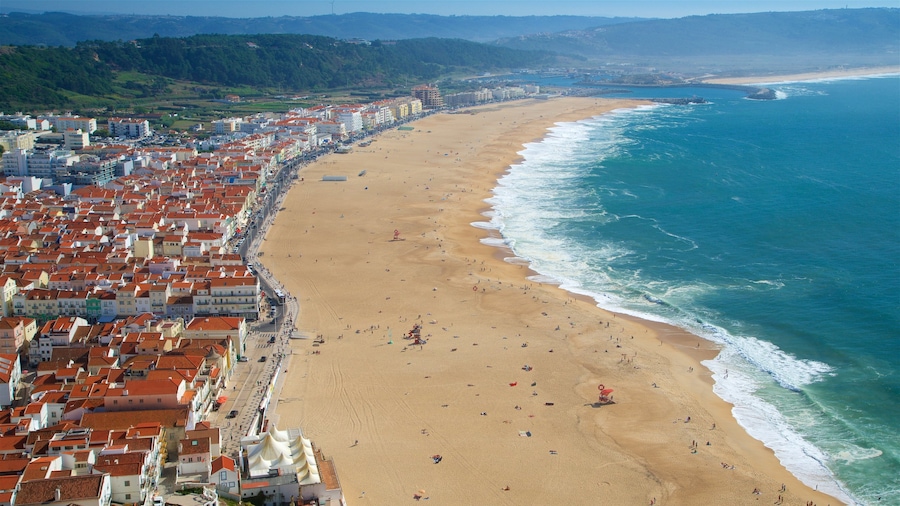 Nazare que incluye una ciudad costera, vistas generales de la costa y una playa