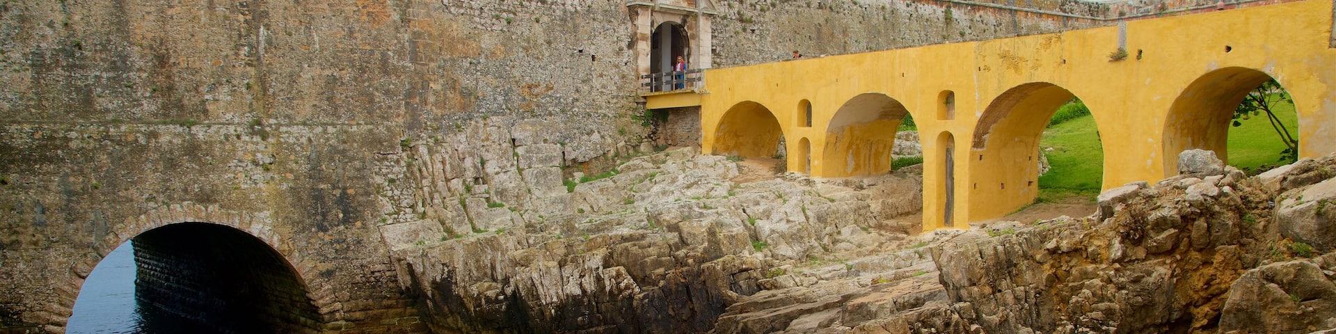 Fortaleza showing rugged coastline and a sandy beach