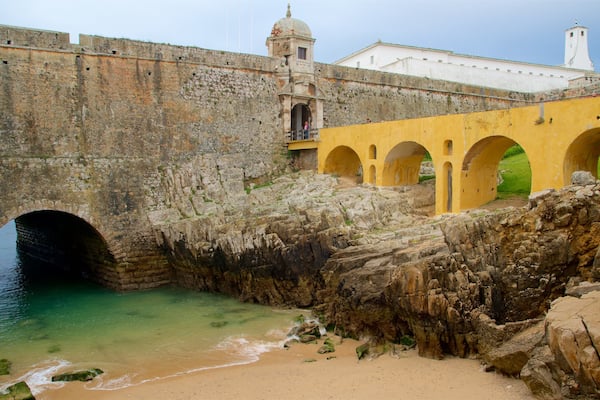 Fortaleza mit einem Strand und schroffe Küste