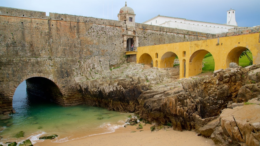 Fortaleza qui includes plage de sable et cĂŽte rocheuse
