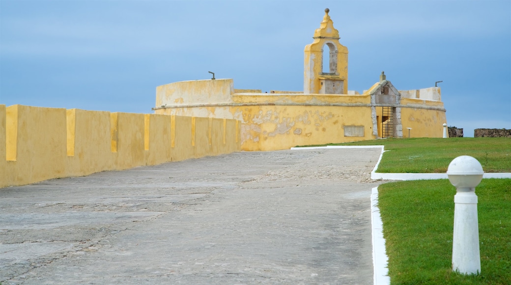 Fortaleza caracterizando um parque e elementos de patrimônio