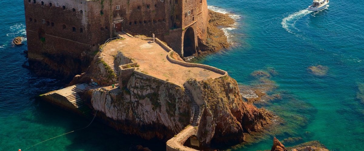 Isla de Berlenga ofreciendo paseos en lancha, vistas generales de la costa y elementos del patrimonio