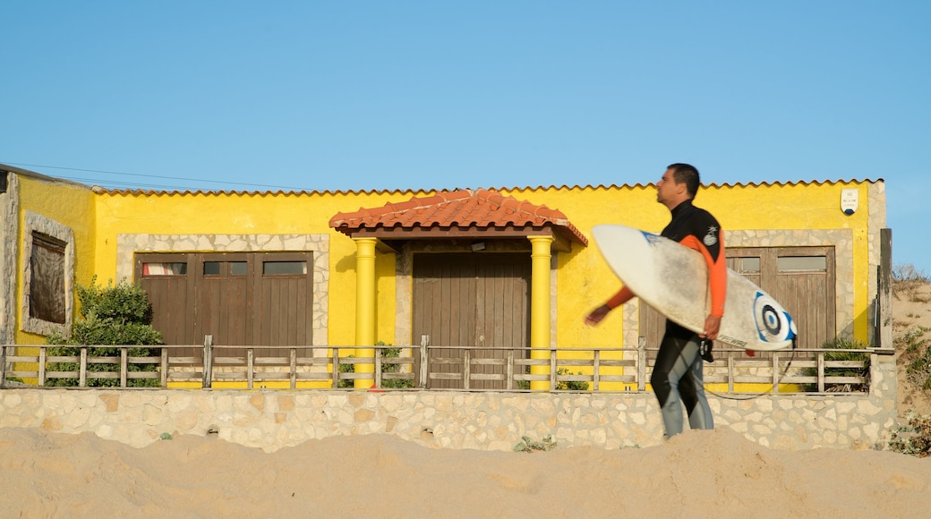 Peniche mettant en vedette surf aussi bien que homme