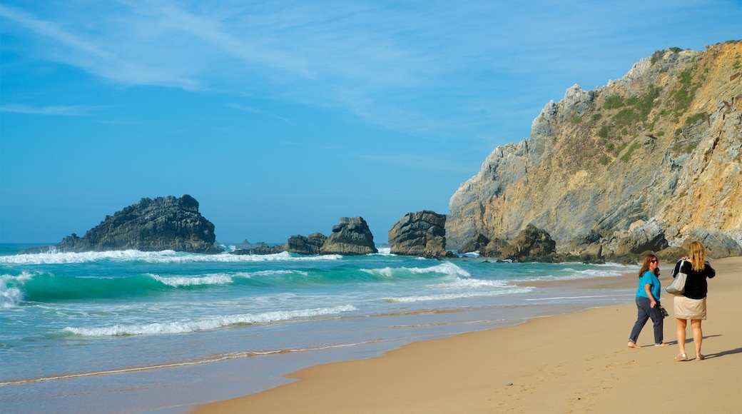 Adraga Beach welches beinhaltet Wellen, allgemeine Küstenansicht und schroffe Küste