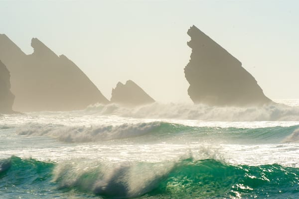 Adraga Beach qui includes surf, vues littorales et côte escarpée