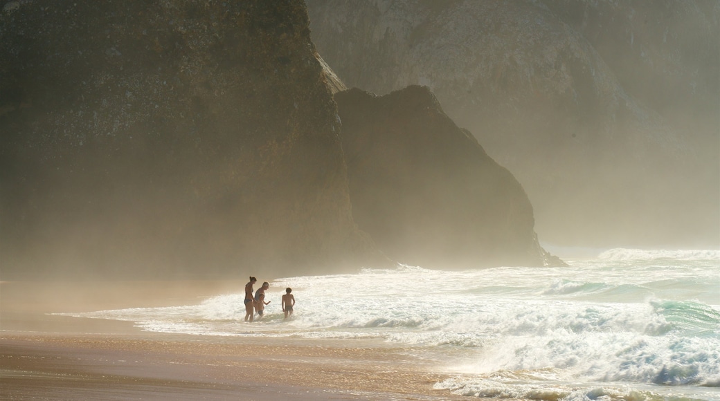 Adraga Beach mostrando litoral rochoso, paisagens litorâneas e ondas