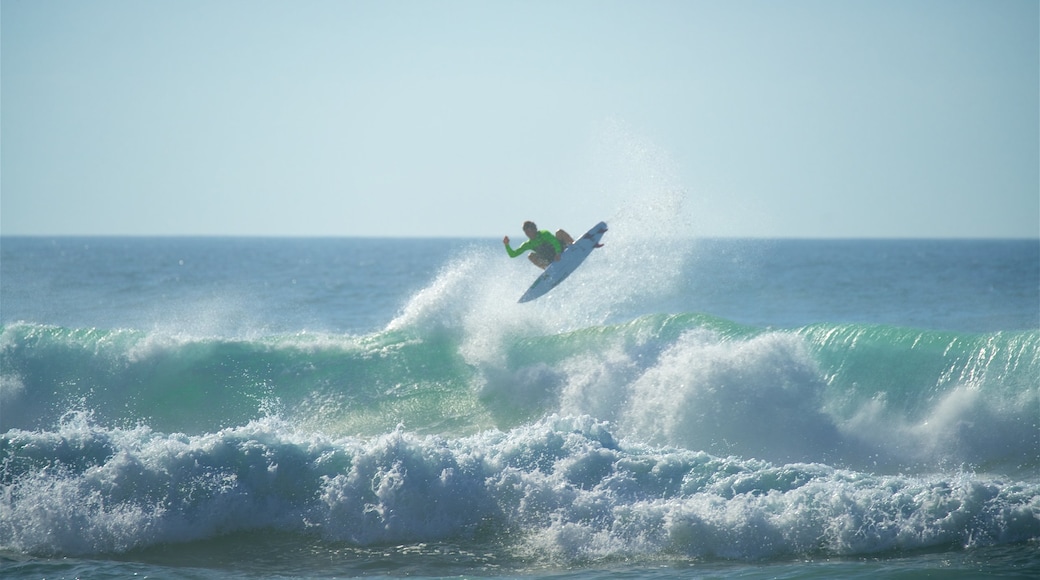 Adraga Beach mit einem allgemeine Küstenansicht, Surfen und Wellen