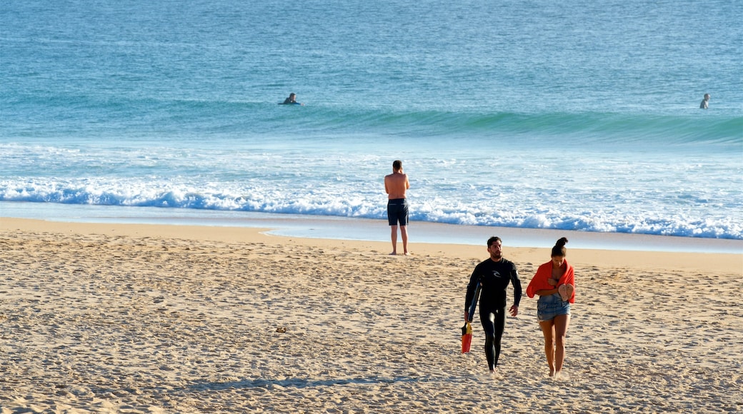 Supertubos Beach que incluye una playa y vistas generales de la costa y también una pareja