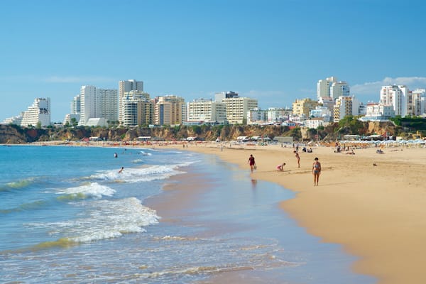 Praia da Rocha presenterar en sandstrand, en kuststad och kustutsikter