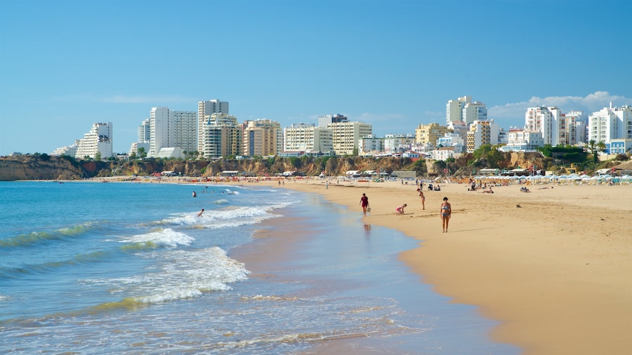 Praia da Rocha inclusief een kuststadje, een strand en algemene kustgezichten