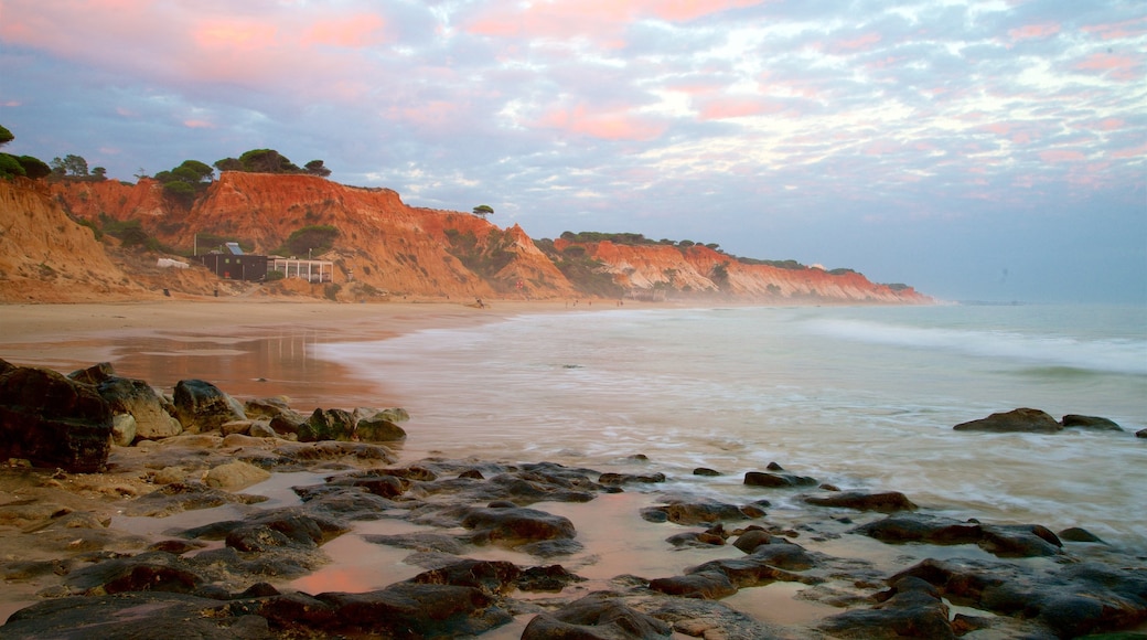 Praia da Falésia que inclui litoral acidentado, uma praia de areia e paisagens litorâneas