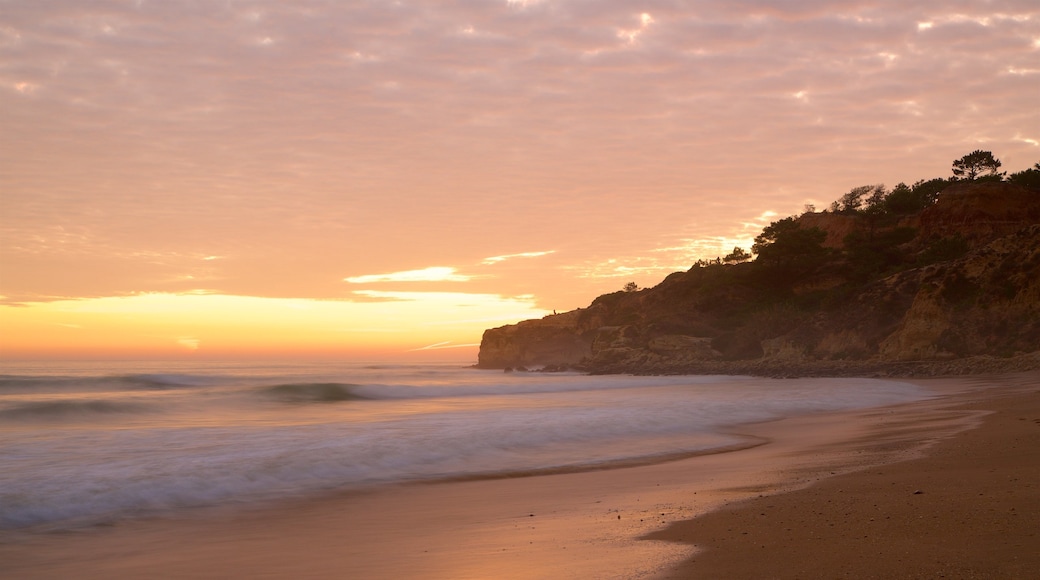 Playa de Falesia ofreciendo una puesta de sol, una playa y vistas generales de la costa