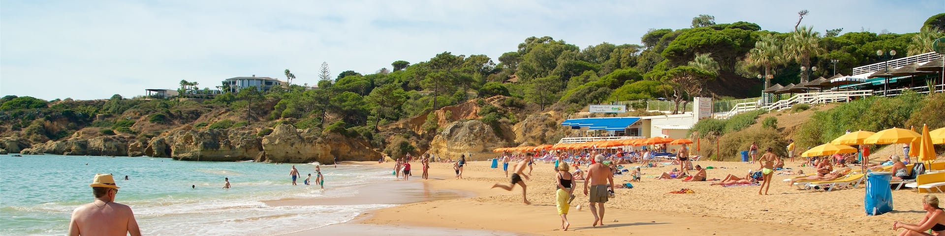 Praia de Oura das einen allgemeine KĂŒstenansicht und Sandstrand sowie kleine Menschengruppe