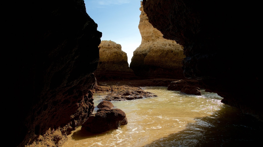 Sao Rafael Beach mettant en vedette vues littorales et côte escarpée