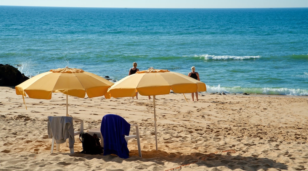 Praia de São Rafael que inclui uma praia de areia e paisagens litorâneas