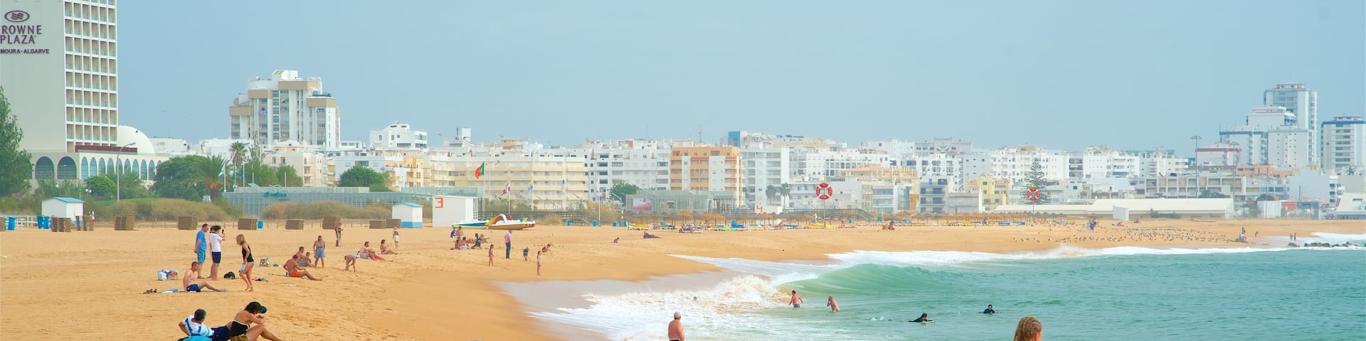 Marina Beach das einen Sandstrand, Stadt und Küstenort