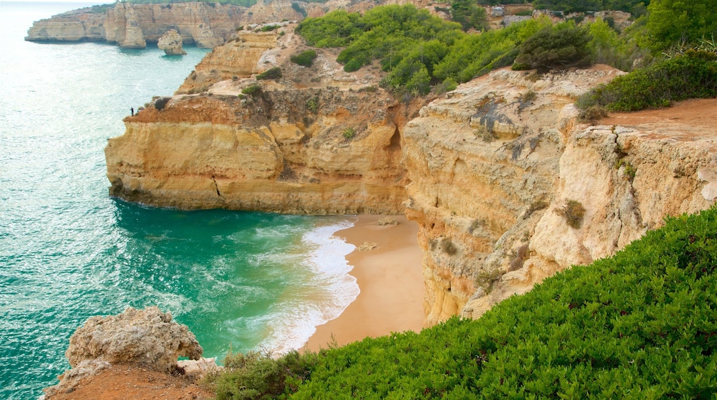 Marinha-Strand welches beinhaltet Felsküste, Sandstrand und allgemeine Küstenansicht