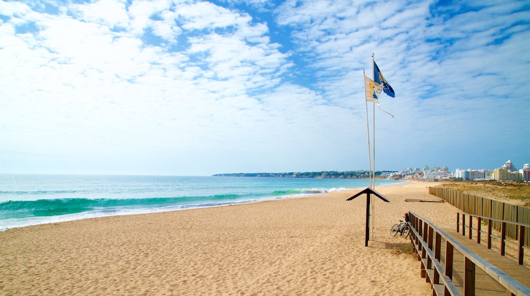 Praia dos Salgados que inclui paisagens litorâneas, ondas e uma praia de areia