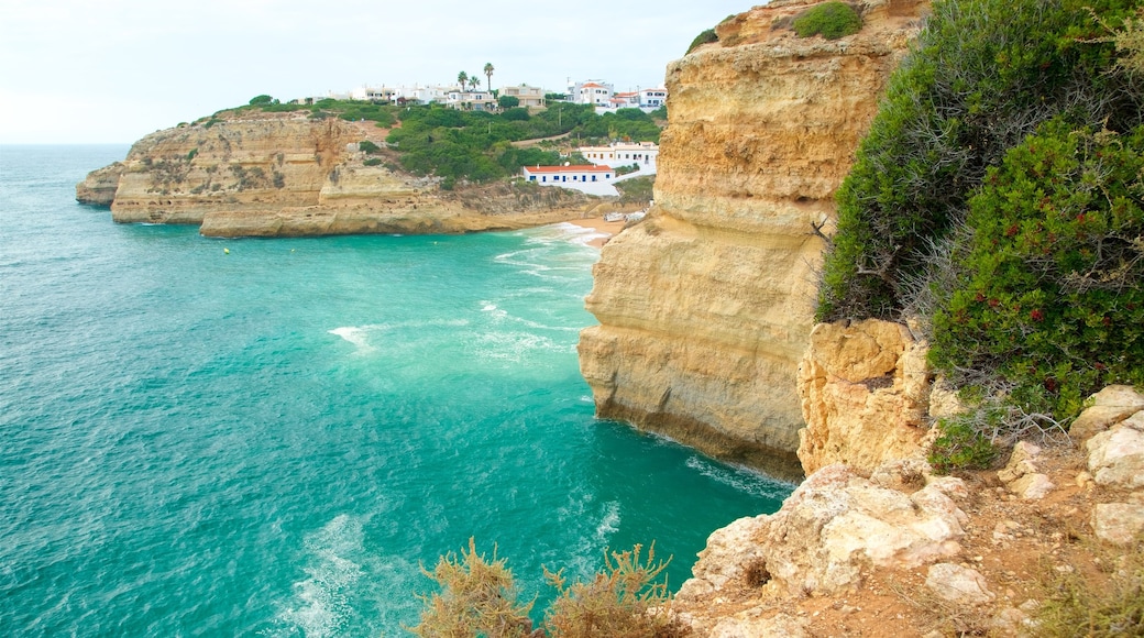 Playa de Benagil ofreciendo vistas generales de la costa y costa escarpada