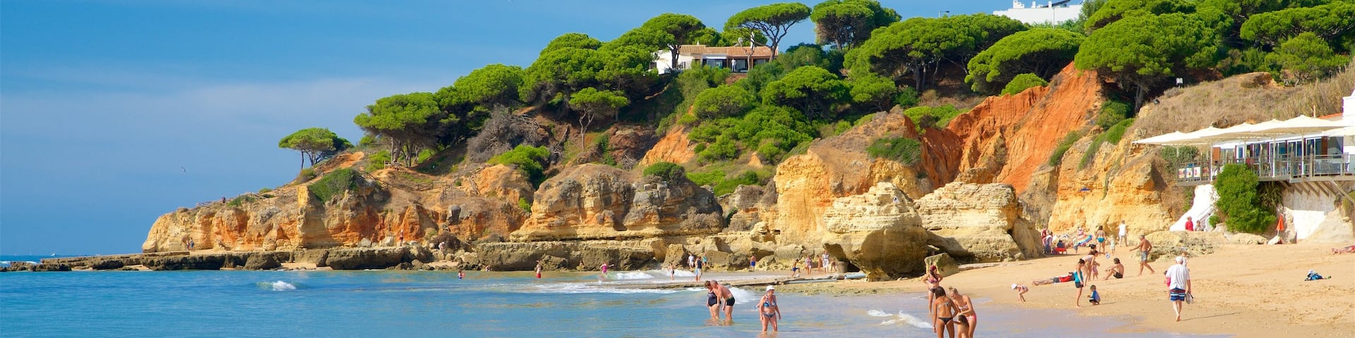 Strand Olhos de Água mit einem Strand, allgemeine Küstenansicht und schroffe Küste