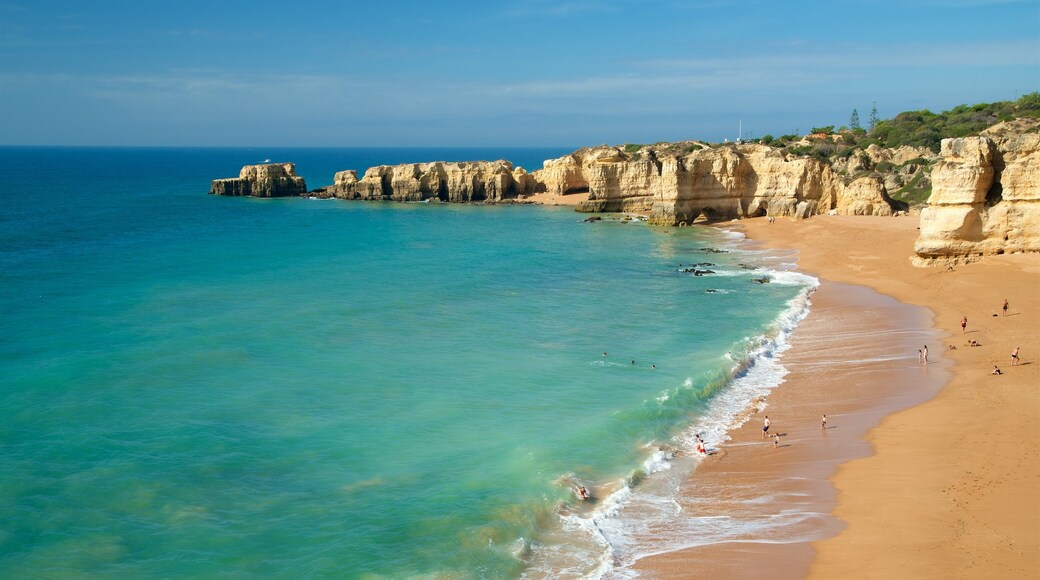 Praia da Coelha que inclui uma praia de areia, paisagens litorâneas e litoral rochoso