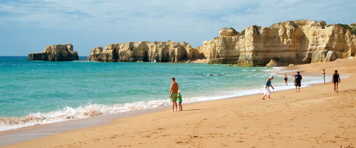 Coelha Beach qui includes cÎte escarpée, vues littorales et plage