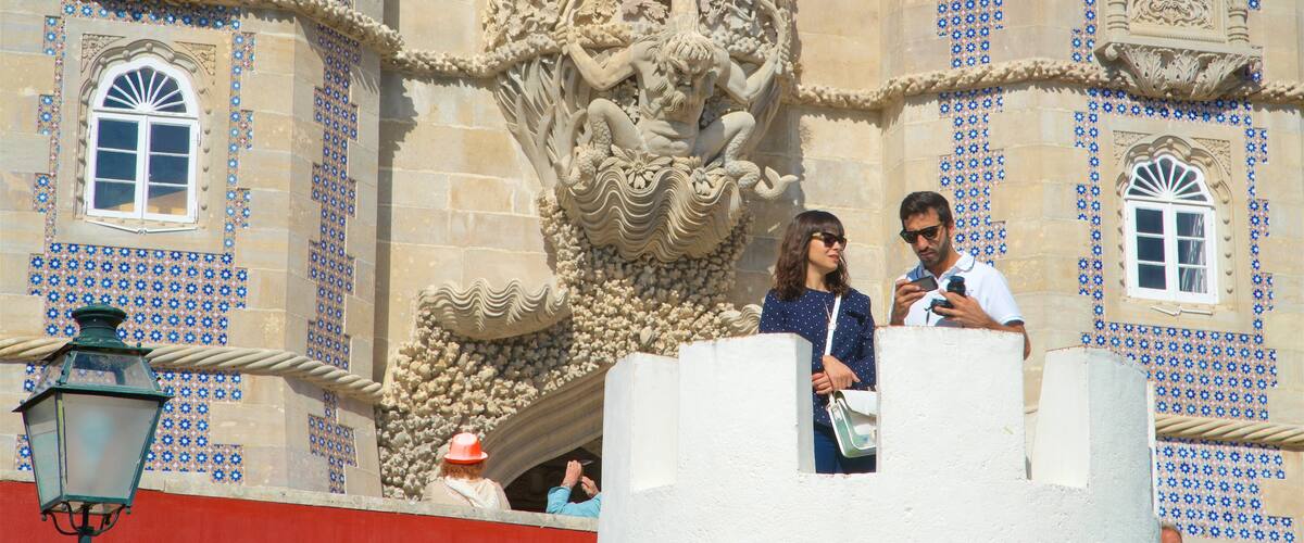 Palacio Nacional de la Pena ofreciendo elementos del patrimonio y también una pareja