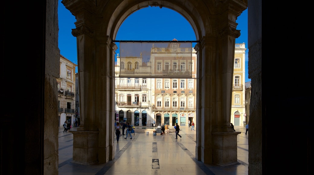 Igreja de Santa Cruz que inclui uma praça ou plaza