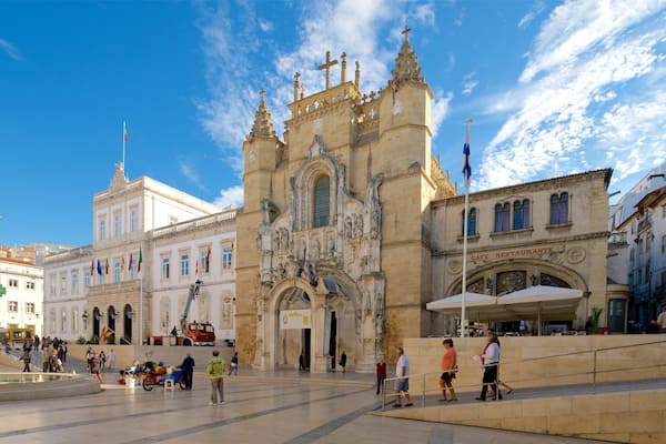 Santa Cruz Church which includes a square or plaza, heritage architecture and a church or cathedral