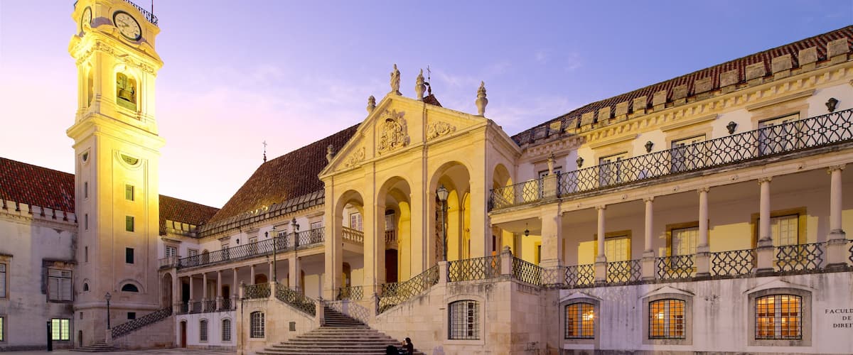 Universidad de Coimbra ofreciendo elementos del patrimonio y una puesta de sol